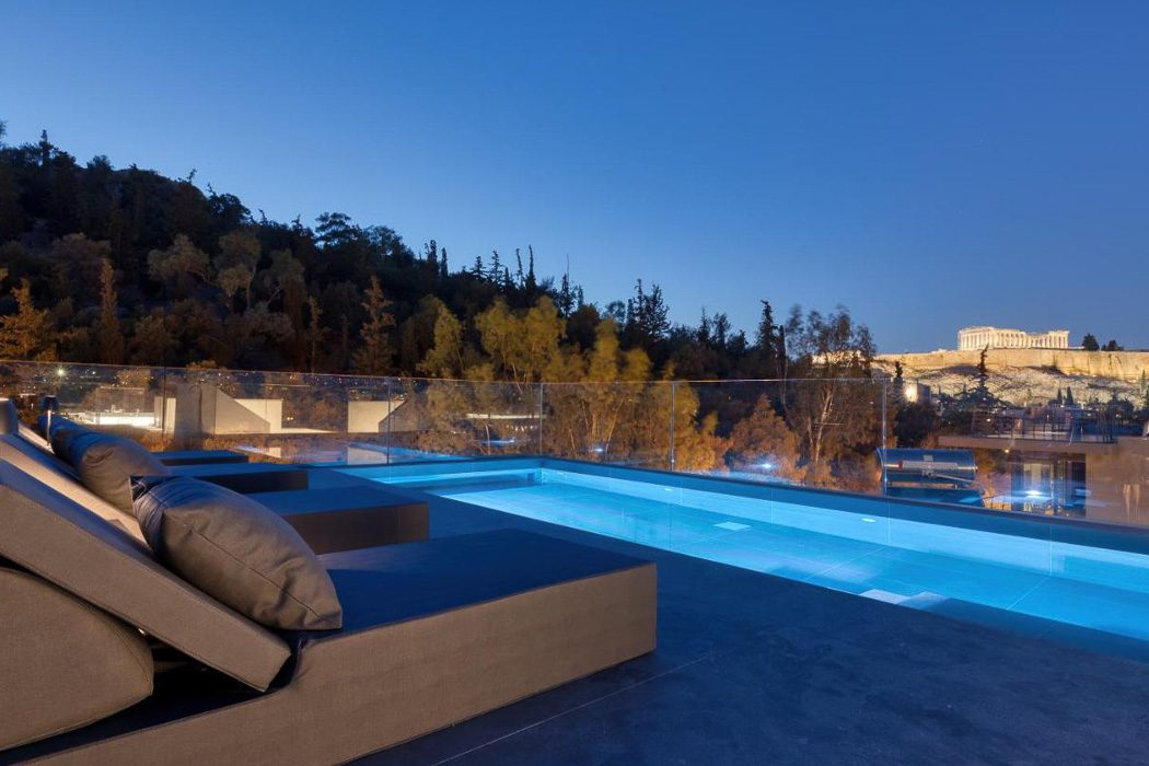 Pool mit Akropolis Blick im Neoma Hotel Athen