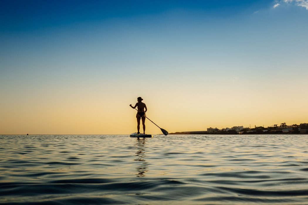 Eine Frau fährt Stand-Up-Paddling auf Kreta