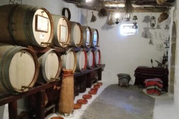 Ein Weinkeller bei einer Weinprobe auf Keller