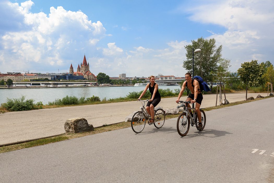 Fahrradfahren auf der Donauinsel in Wien