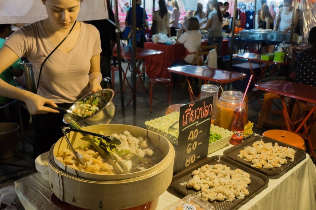 Essenstand auf dem Rod Fai Markt in Bangkok